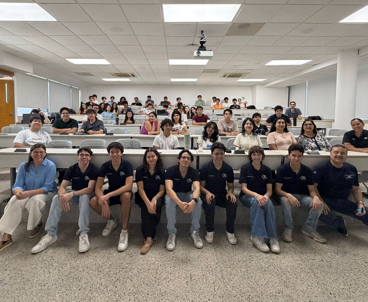 Integrantes de SEITC con los asistentes