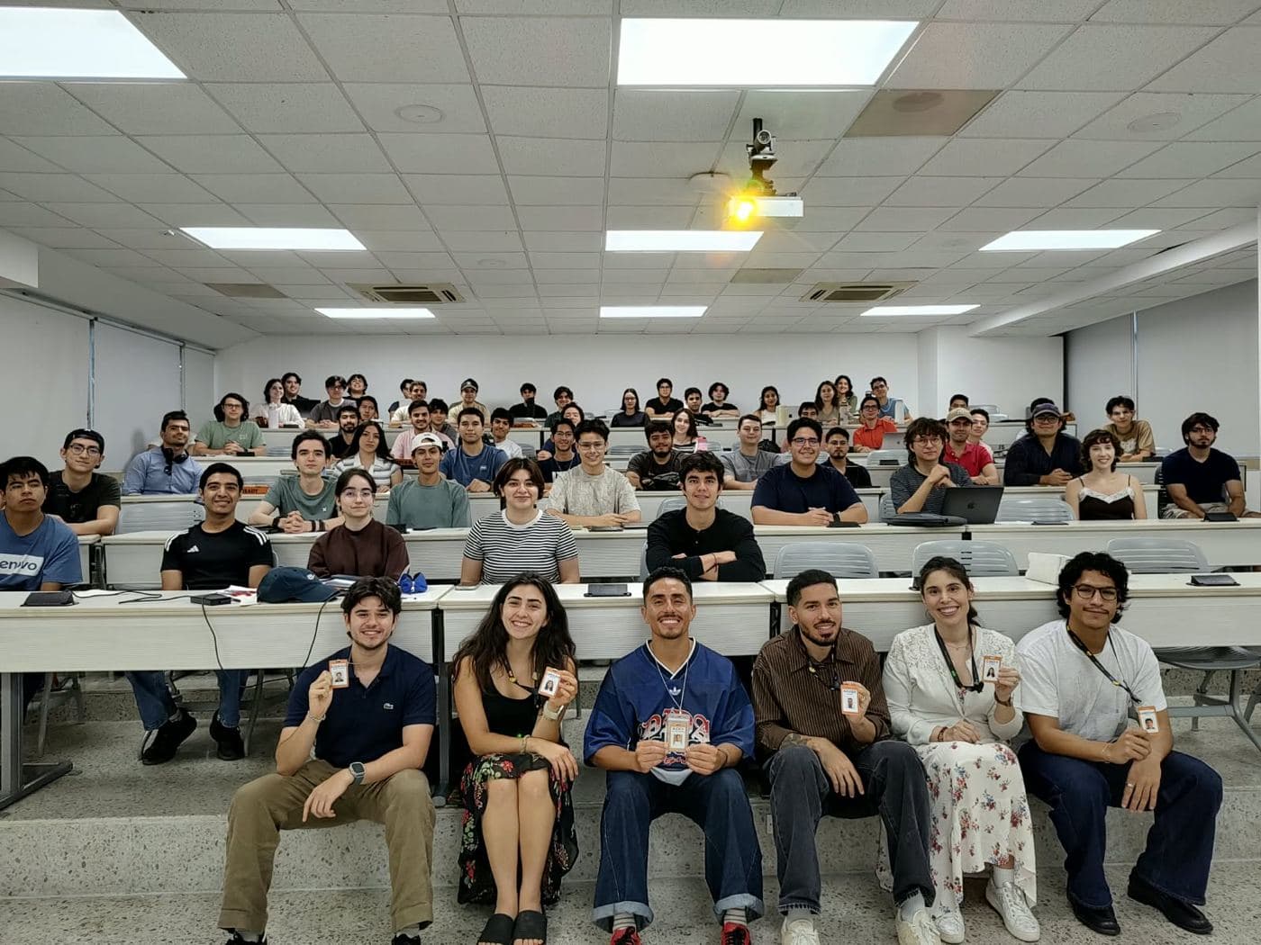 Ponentes y asistentes en la foto del día 2