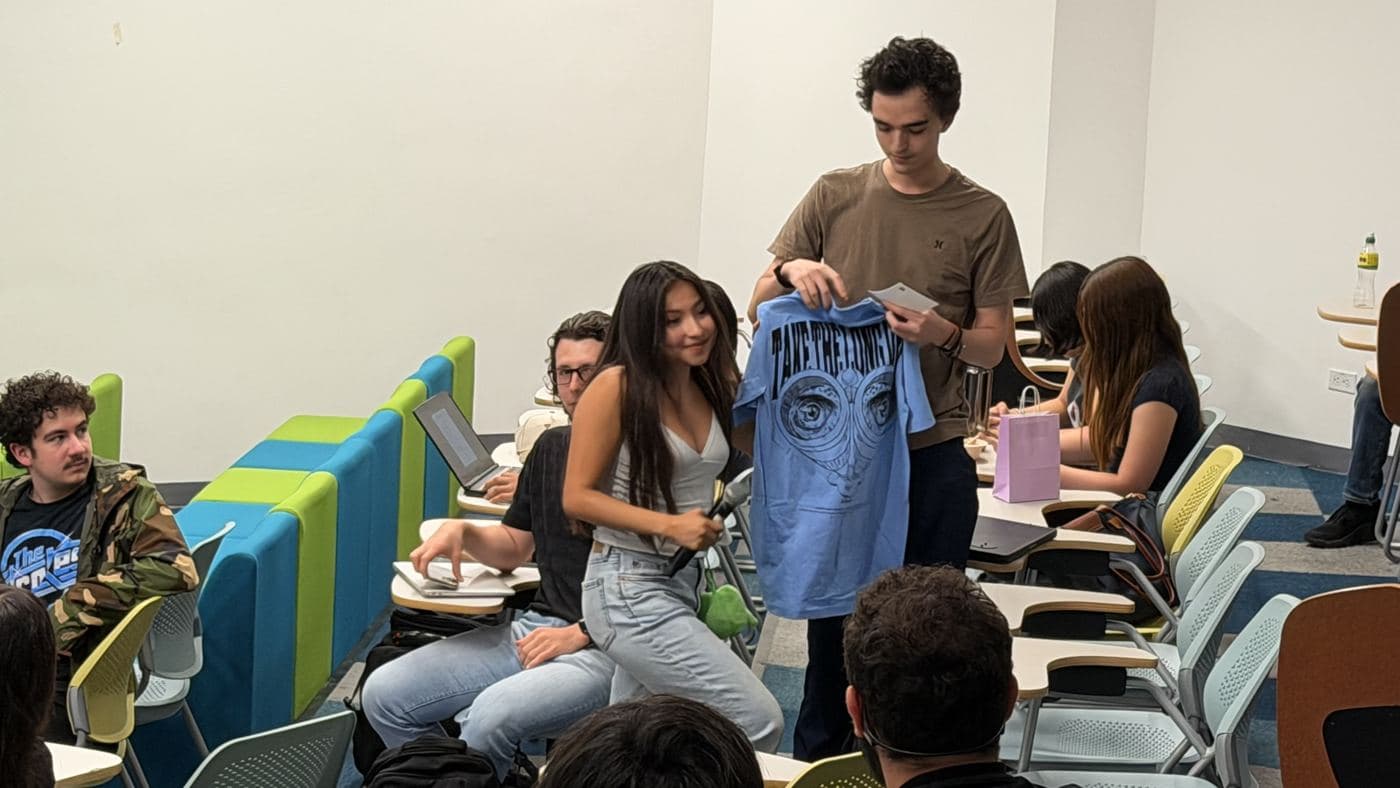 Entrega de playeras entre los asistentes