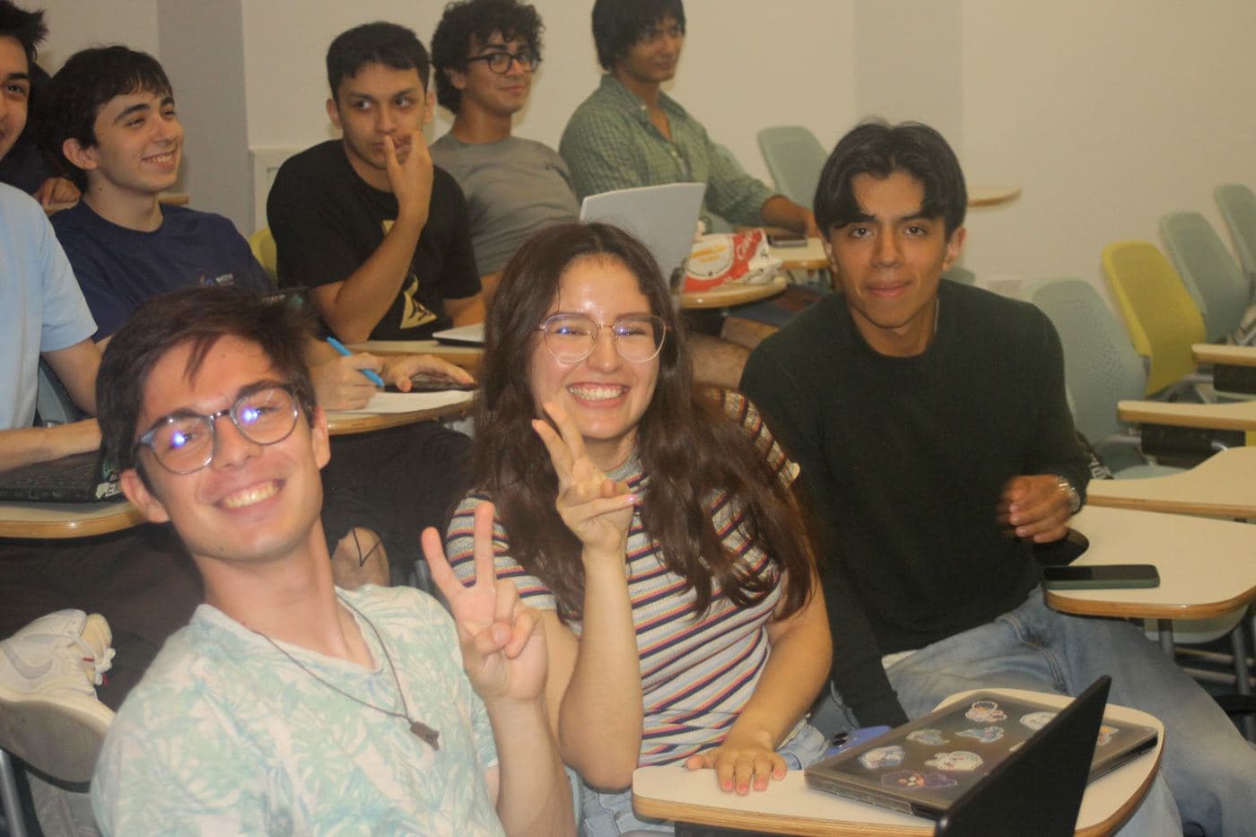 Asistentes saludan a cámara