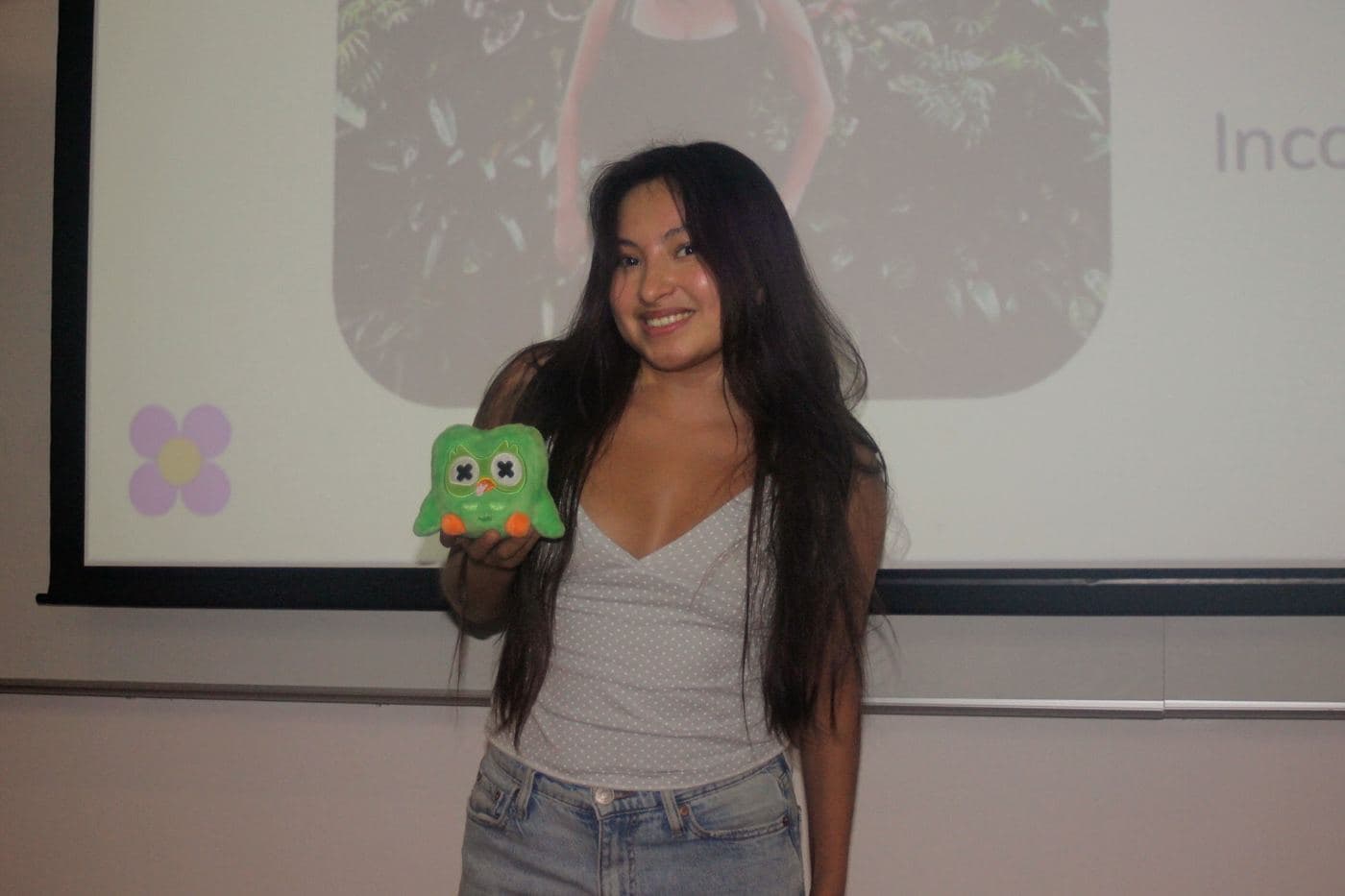 Presentadora con el peluche del búho de Duolingo