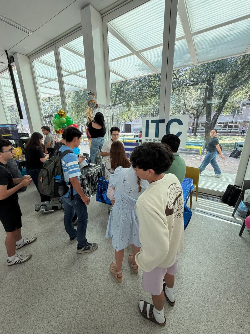ITC en el pasillo de Explora Ingenierías