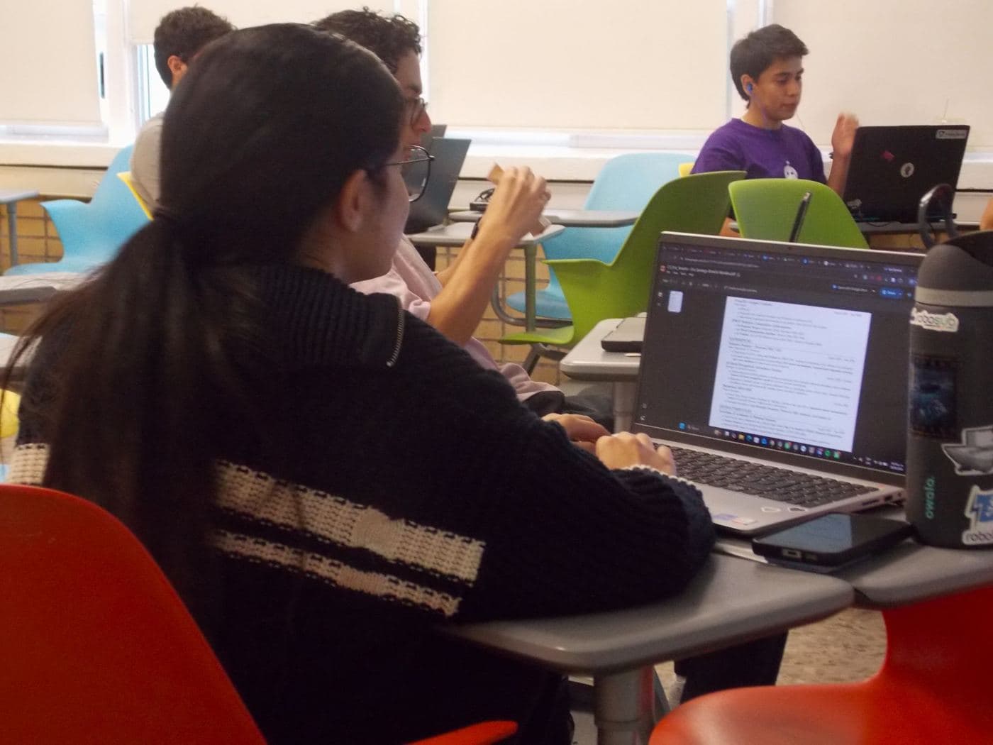 Sesión de trabajo con laptop
