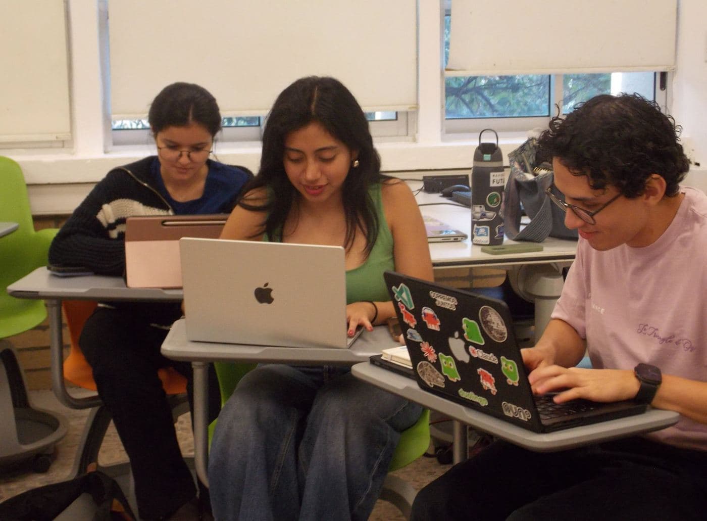 Estudiantes trabajando juntos
