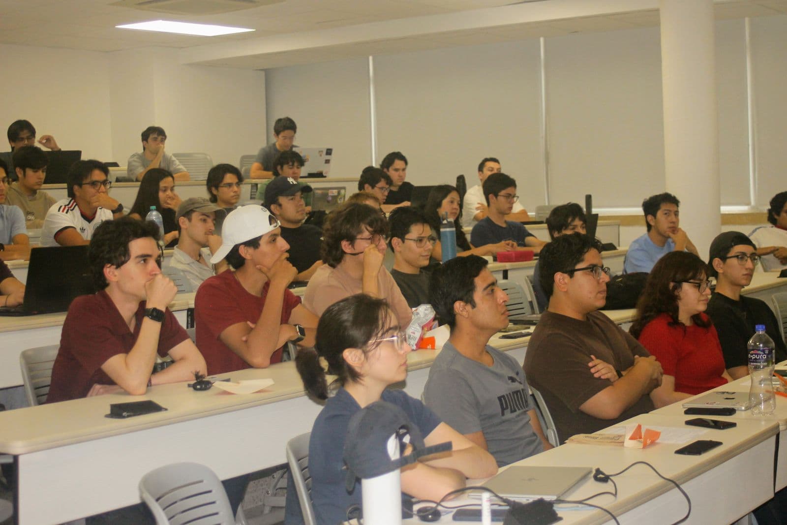 Estudiantes atentos durante el Bloomberg Engineering Workshop, día 1